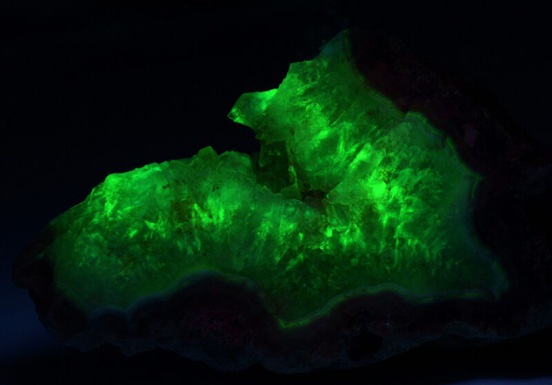 Agua Nueva Agate with fluorescing Quartz crystals!. Mexico. 486 grams. Video.