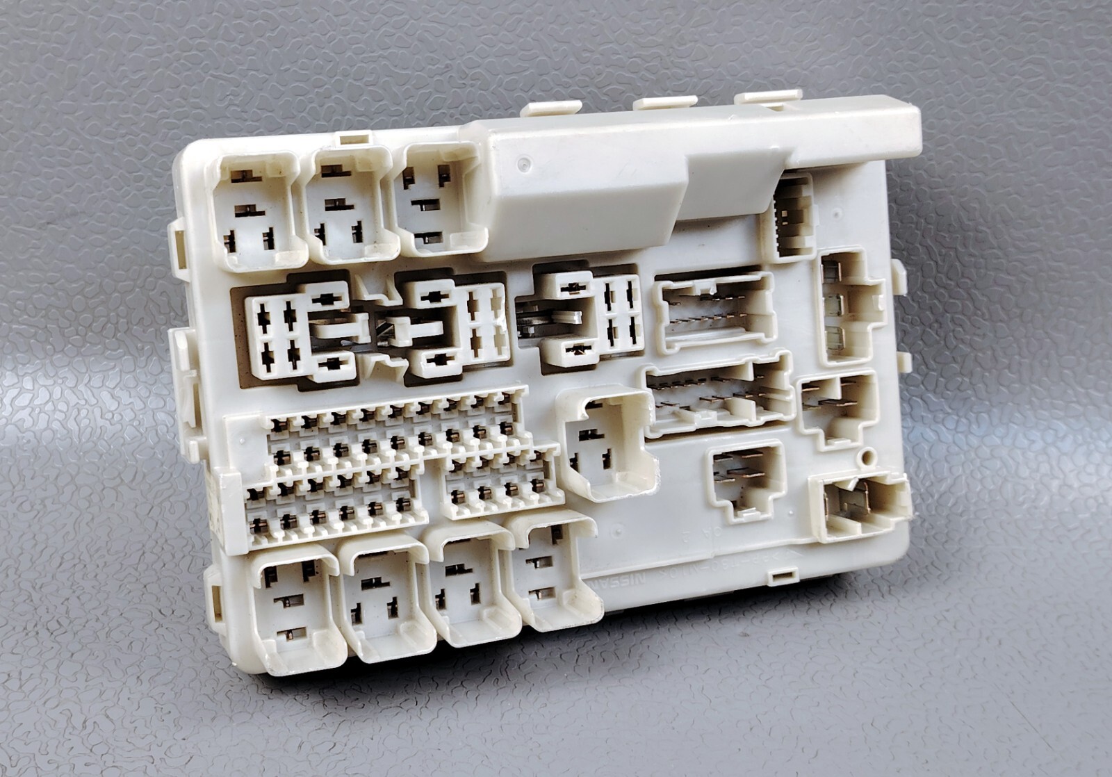 2006 INFINITI M35 M45 IPDM Engine Power Module Fuse Box IPDM
