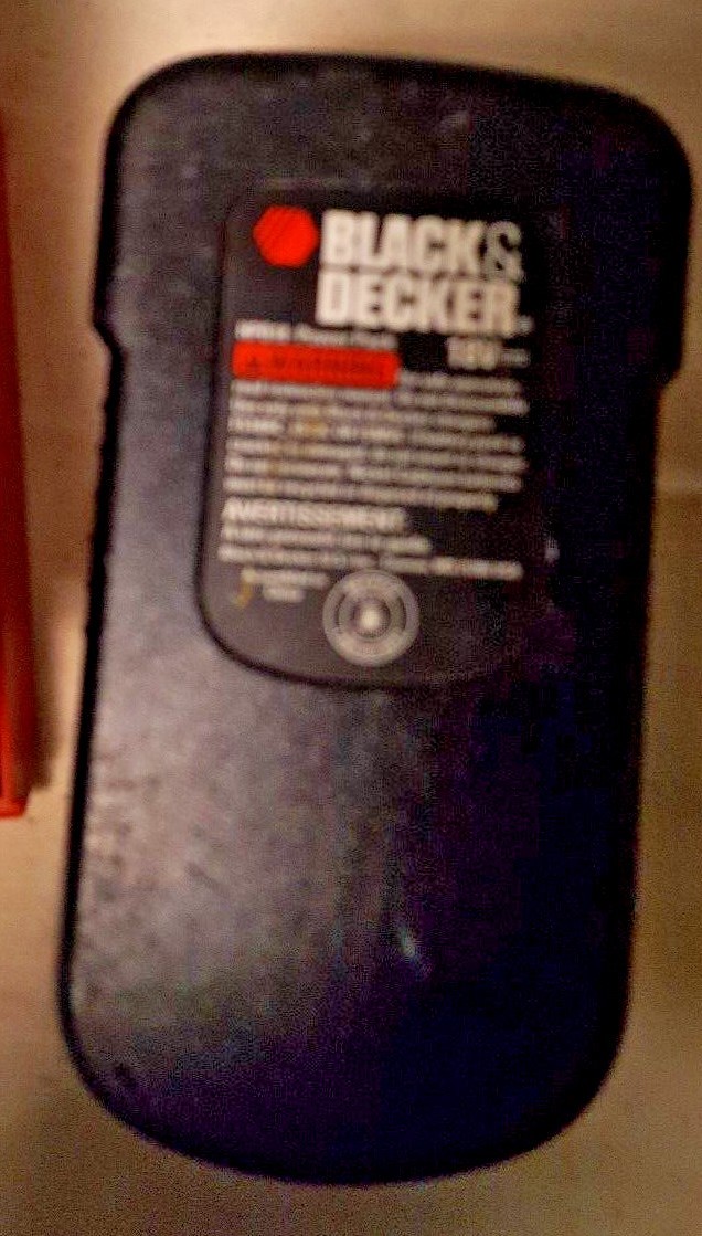 Black & Decker Cordless 18 V Battery Drill w/plug in recharger/battery-working