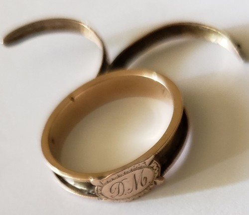 VICTORIAN 14K gold Mourning Hair Ring, hinged, sides open & close securely.