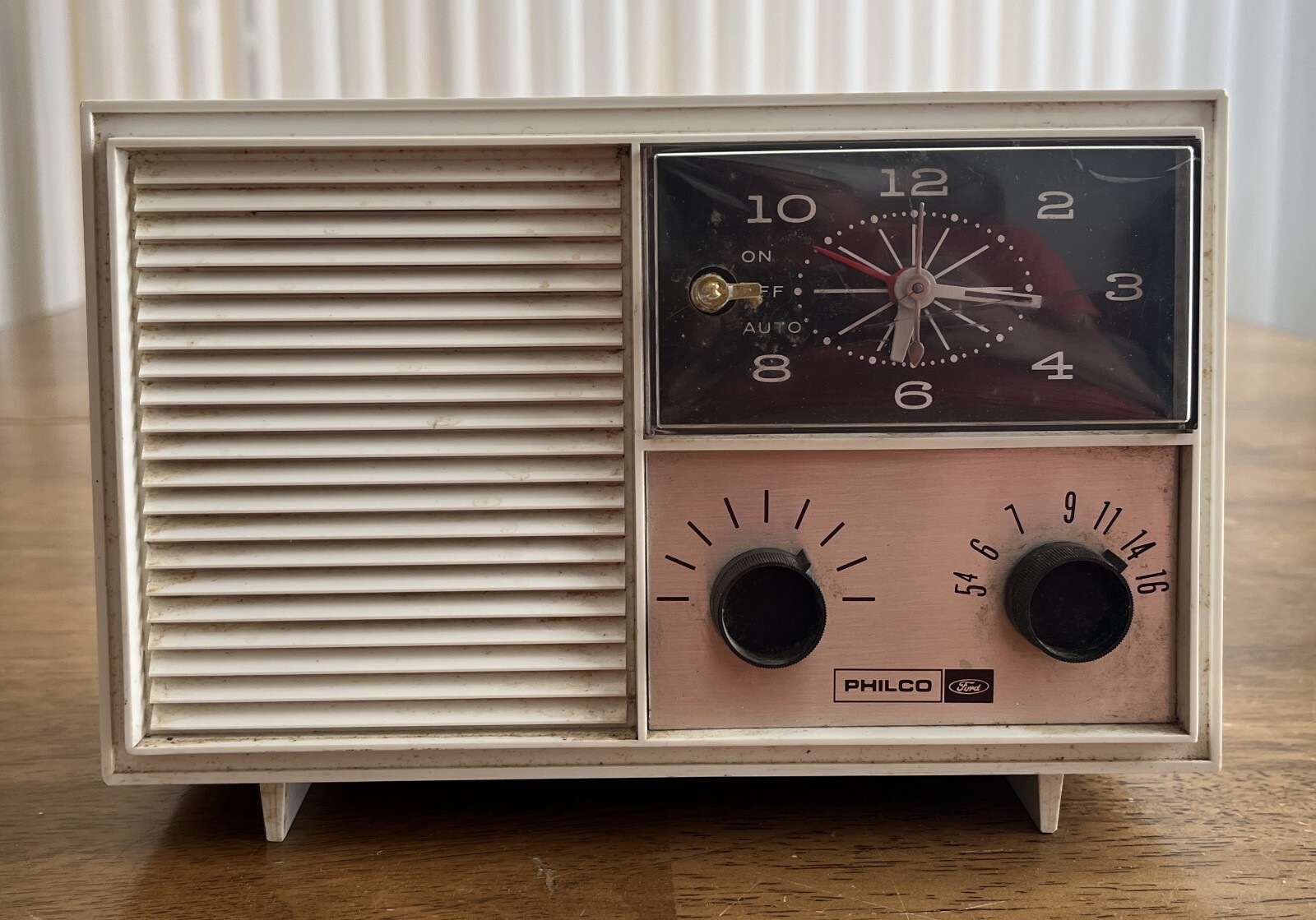 Vintage Mid-Century Philco / Ford AM Tube Clock Radio, F-208