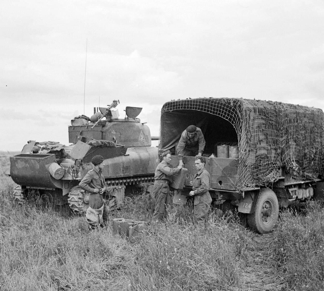 WW2 WWII Photo World War Two / British Army Sherman Tank