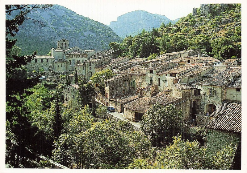 34 Saint Guilhem Le Desert Le Village Montant Vers L Abbatia