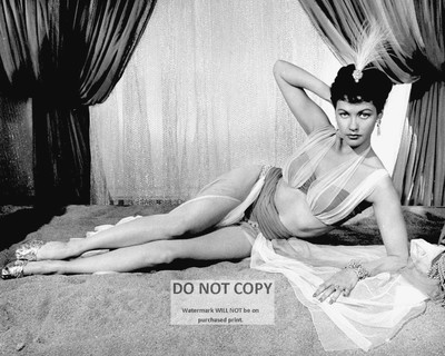 ACTRESS YVONNE DE CARLO PIN UP - 8X10 PUBLICITY PHOTO (BT037)