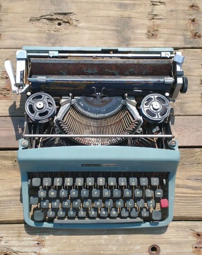 Olivetti Lettera 32 昭和レトロ　タイプライター olivetti letter32 Olivetti Typewriter Retro Showa Retro