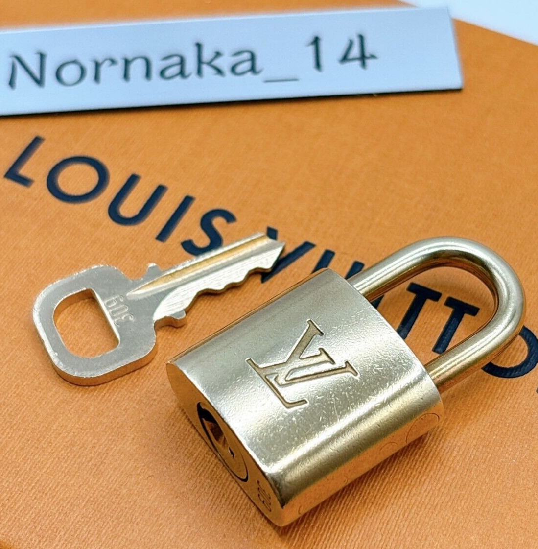 LOUIS VUITTON ルイヴィトン TSAマークロック付き 鍵 ゴールド Louis Vuitton TSA Lock and Key Set Gold Number Size 007