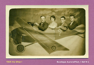 PHOTO CARTE-POSTALE 1920 : PHOTO SOUVENIR  FAMILLE EN AVION DÉCOR STUDIO - M1