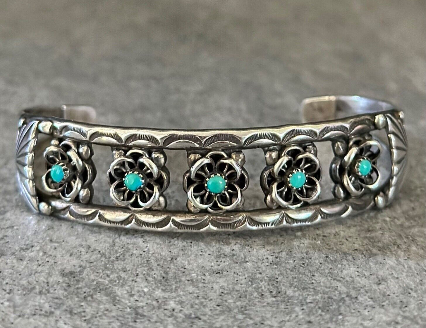 Remarkable Vintage Zuni Native American Sterling Silver Waseta Women Bracelet Remarkable Vintage Zuni Native American Sterling Silver Waseta Women Bracelet
