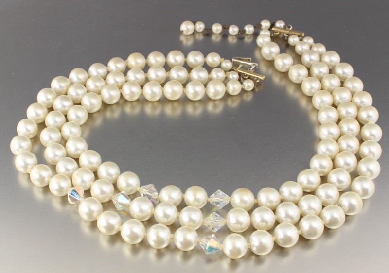1950s Three-Strand Beige and Yellow Pearlised and Plastic Necklace