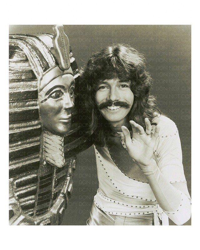 DOUG HENNING HOLDING EGYPTIAN BURIAL MASK / Magician Photo Reprint