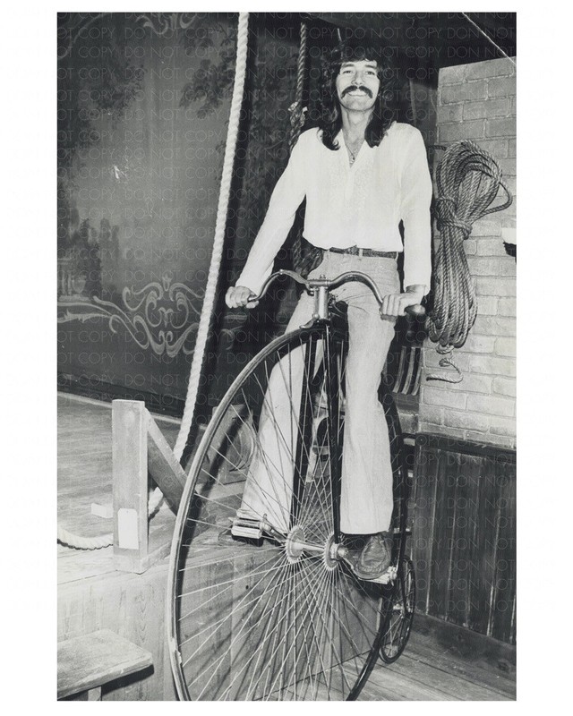 DOUG HENNING IN TORONTO WHILE TAPING GOLDRUSH FOLLLIES / Magician Photo Reprint