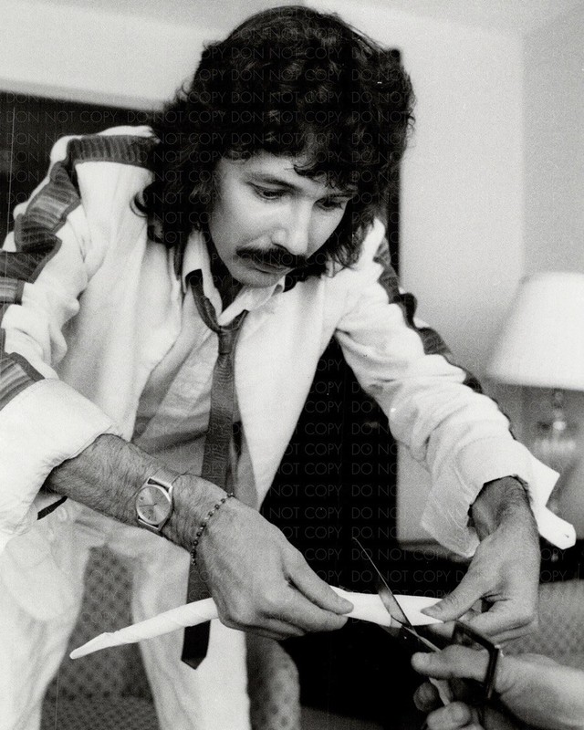 DOUG HENNING PERFORMING CUT & RESTORED TRICK (1985) / Magician Photo Reprint