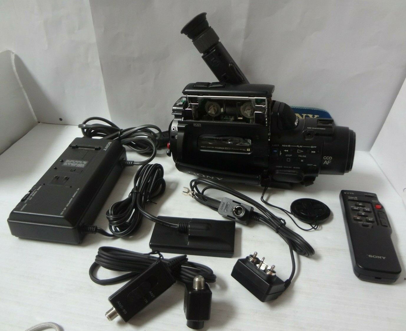 SONY CCD-FX300 Video Camera Recorder W/Accessories Video8 SONY CCD-FX300 Video Camera Recorder W/Accessories Video8