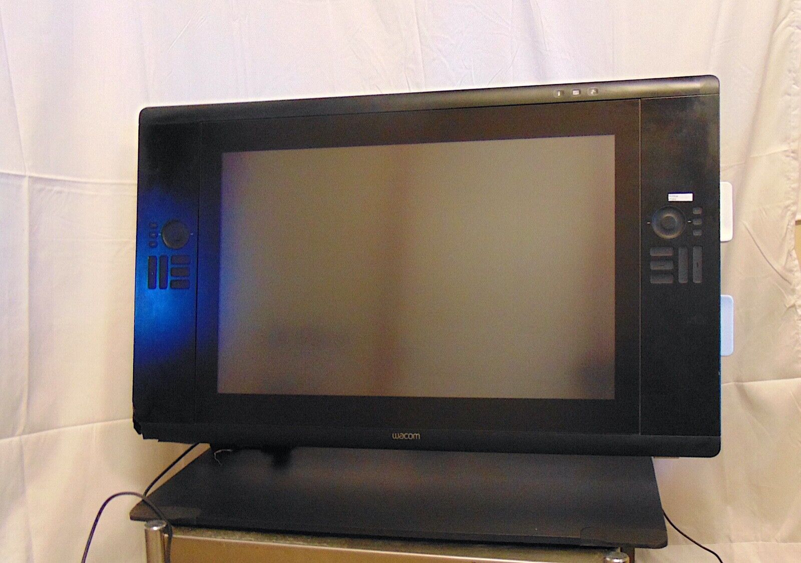 Wacom Cintiq 24HD Touch Tablet DTH-2400 - Powers Up - S7362 Wacom Cintiq 24HD Touch Tablet DTH-2400 - Powers Up - S7362