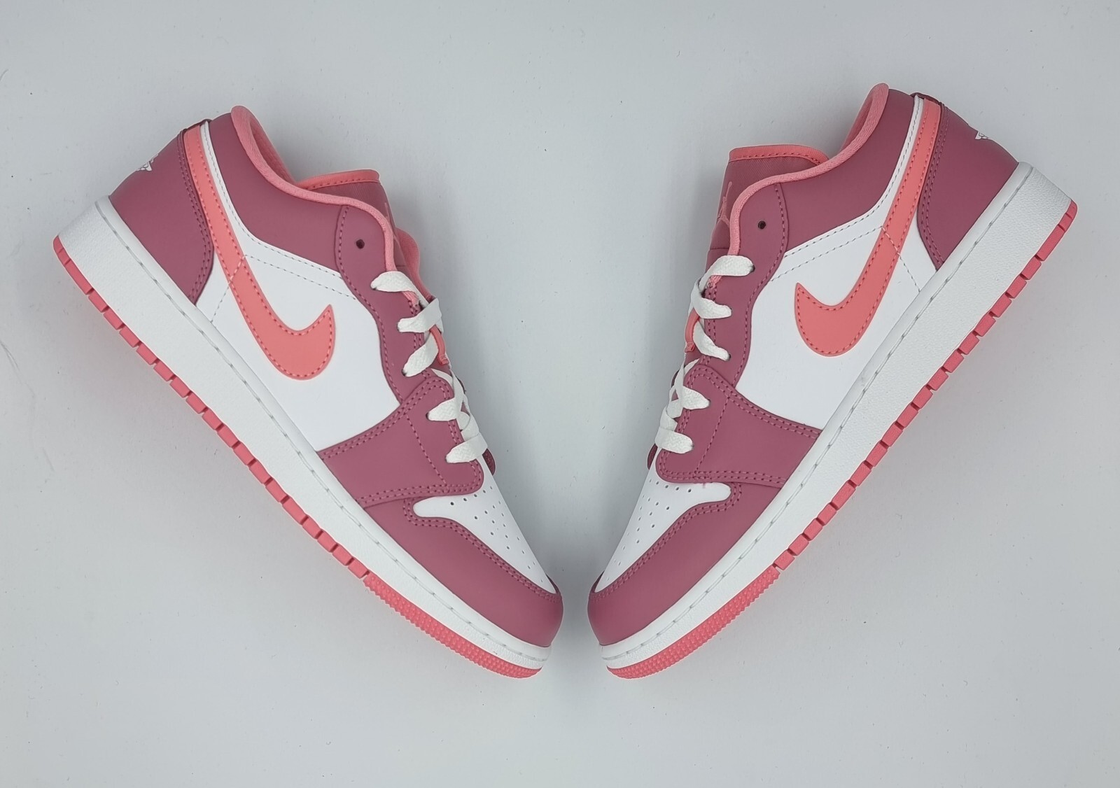 シューズ(女性用) Nike GS Air Jordan 1 Low \"Desert Berry\" Nike Air Jordan 1 Low Desert Berry White Pink Shoes 553560