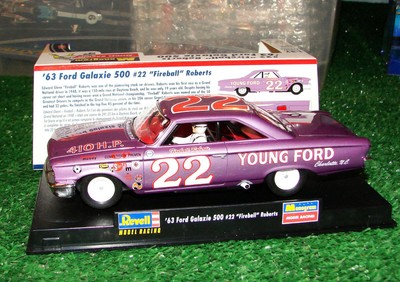 Monogram  85-4888 1963 Ford Galaxie 500 Fireball Roberts #22  NIB