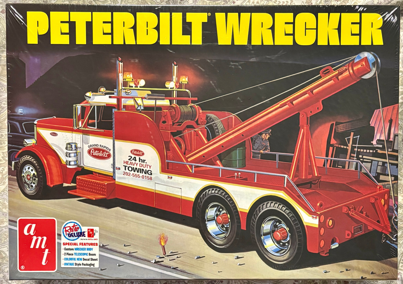 AMT 2024 Retro Deluxe Peterbilt Wrecker Plastic Model Kit