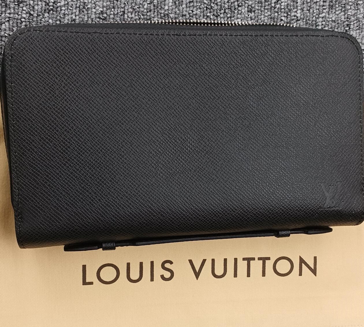 Authentic Louis Vuitton Zippy XL Taiga Leather Black Mens Authentic Louis Vuitton Zippy XL Taiga Leather Black Mens