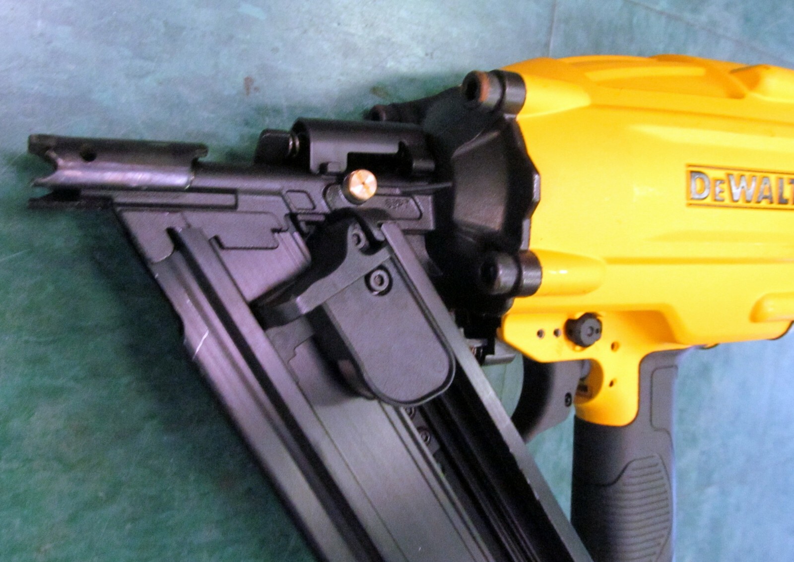 DeWALT DWF83PT 30 Degree Paper Tape Framing Nailer