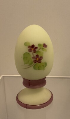 VINTAGE FENTON VIOLETS ON CUSTARD SATIN GLASS EGG ON STAND JANET S. UV REACTIVE
