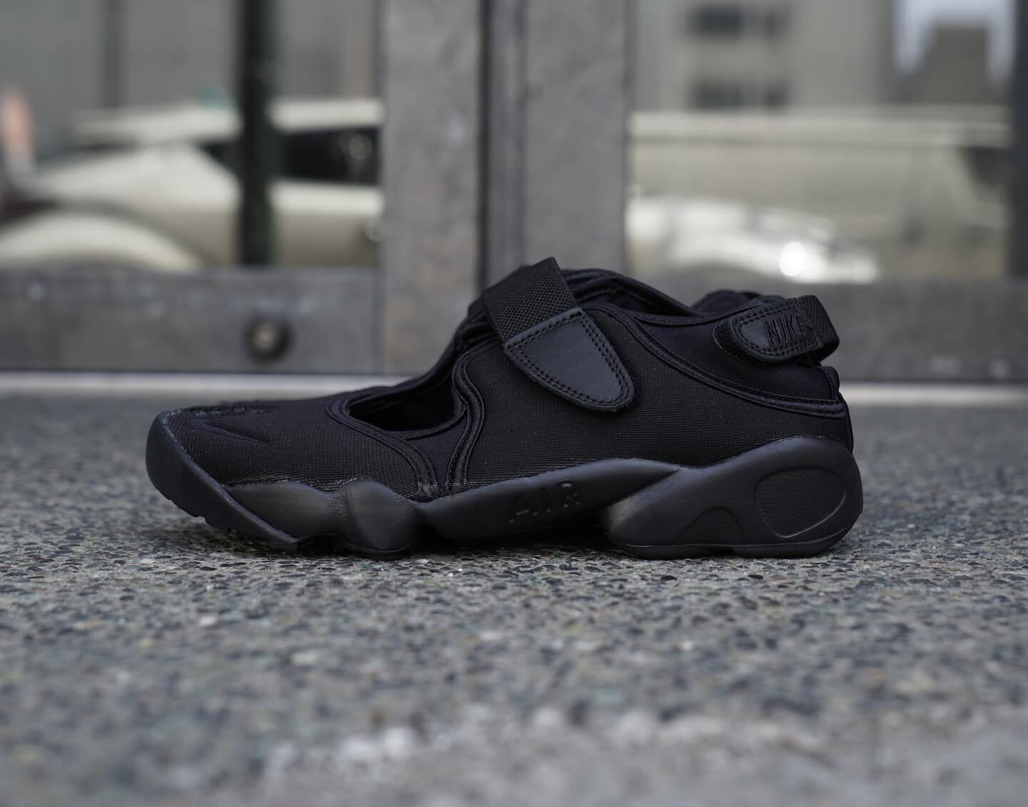 Nike WMNS Air Rift Triple Black HF5389-001 Black / Cool Gray Nike WMNS Air Rift Triple Black HF5389-001 Black / Cool Gray