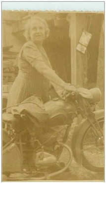 MOTO.n°8836.FEMME ET SA MOTO