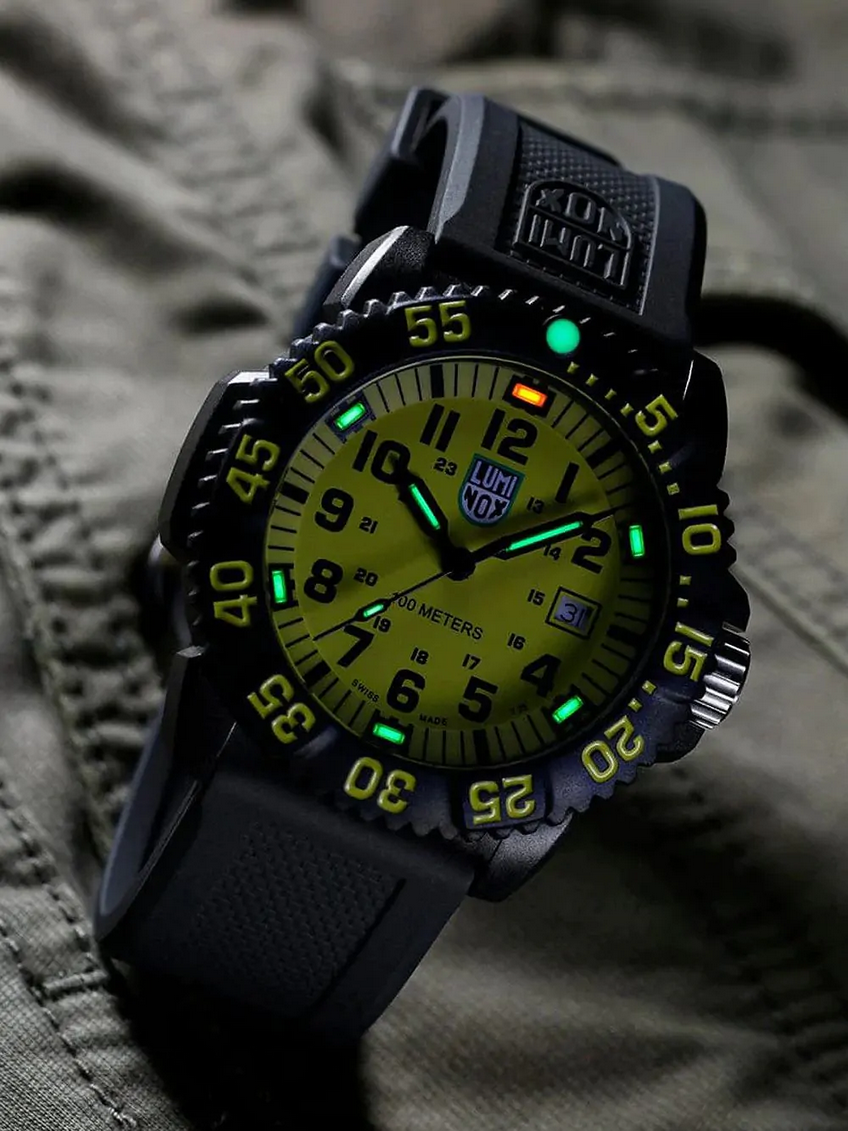 Pre-owned Luminox Sea Lion Date Indicator X2.2055.1 Men's Military Yellow Dial Watch