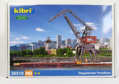 2 Sheds /& Trailer Kit Auhagen BNIB 42567 OO HO Gauge Gantry Crane