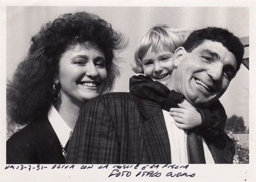 Patrizio Oliva con moglie e figlia Napoli 1991 Press foto Boxe Pugilato - Picture 1 of 2