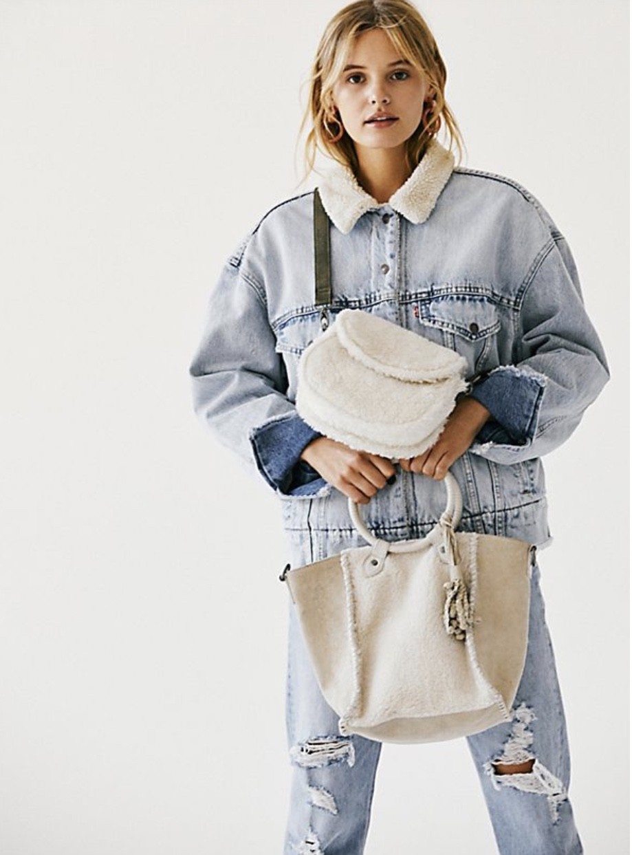 

Сумка Free People через плечо цвета слоновой кости из искусственного меха из шерпы с ремешком для седла NWT