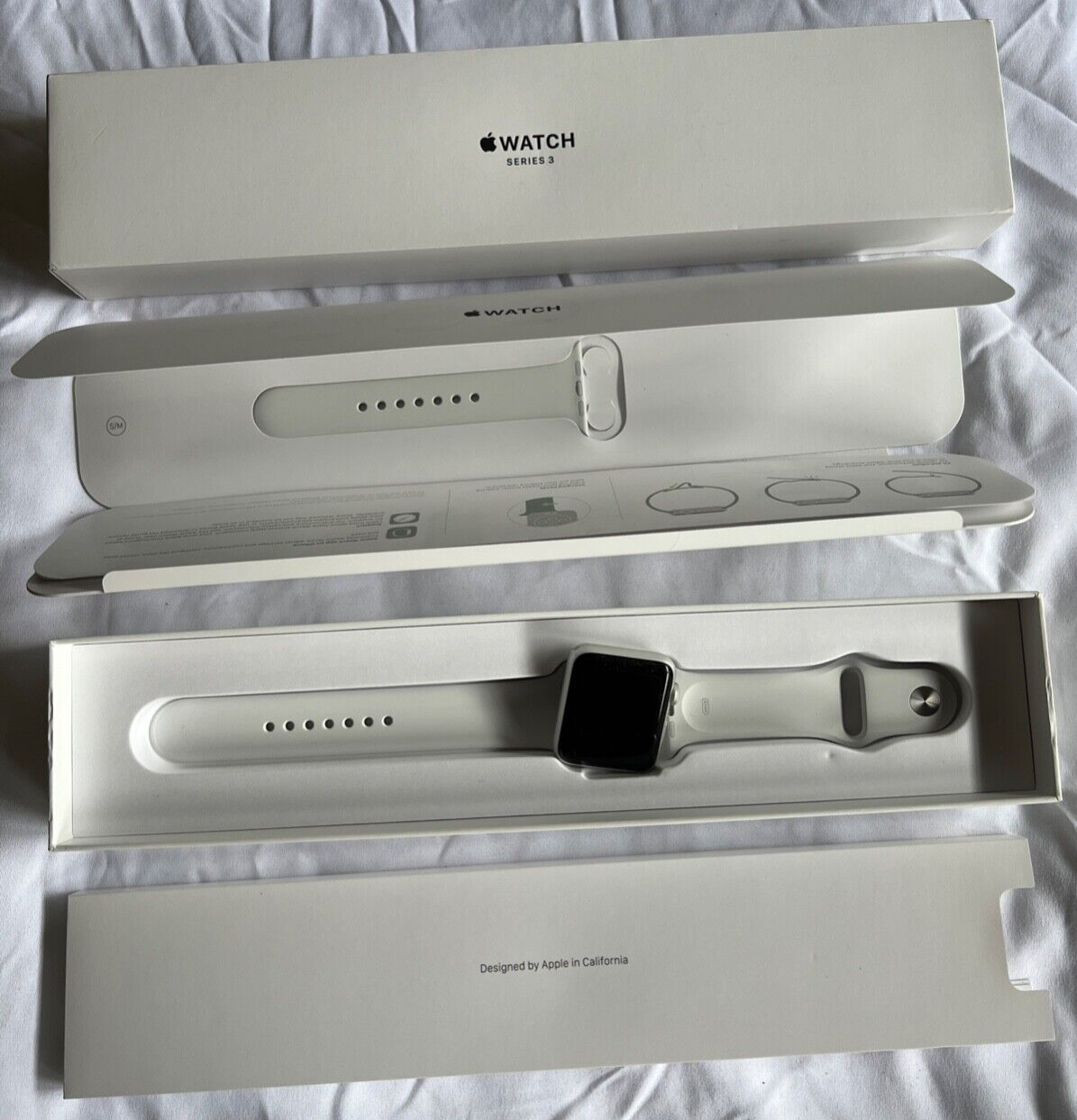 APPLE WATCH Series 3 GPS 42mm Silver Aluminum Case w/ White Bands & Box APPLE WATCH Series 3 GPS 42mm Silver Aluminum Case w/ White Bands & Box