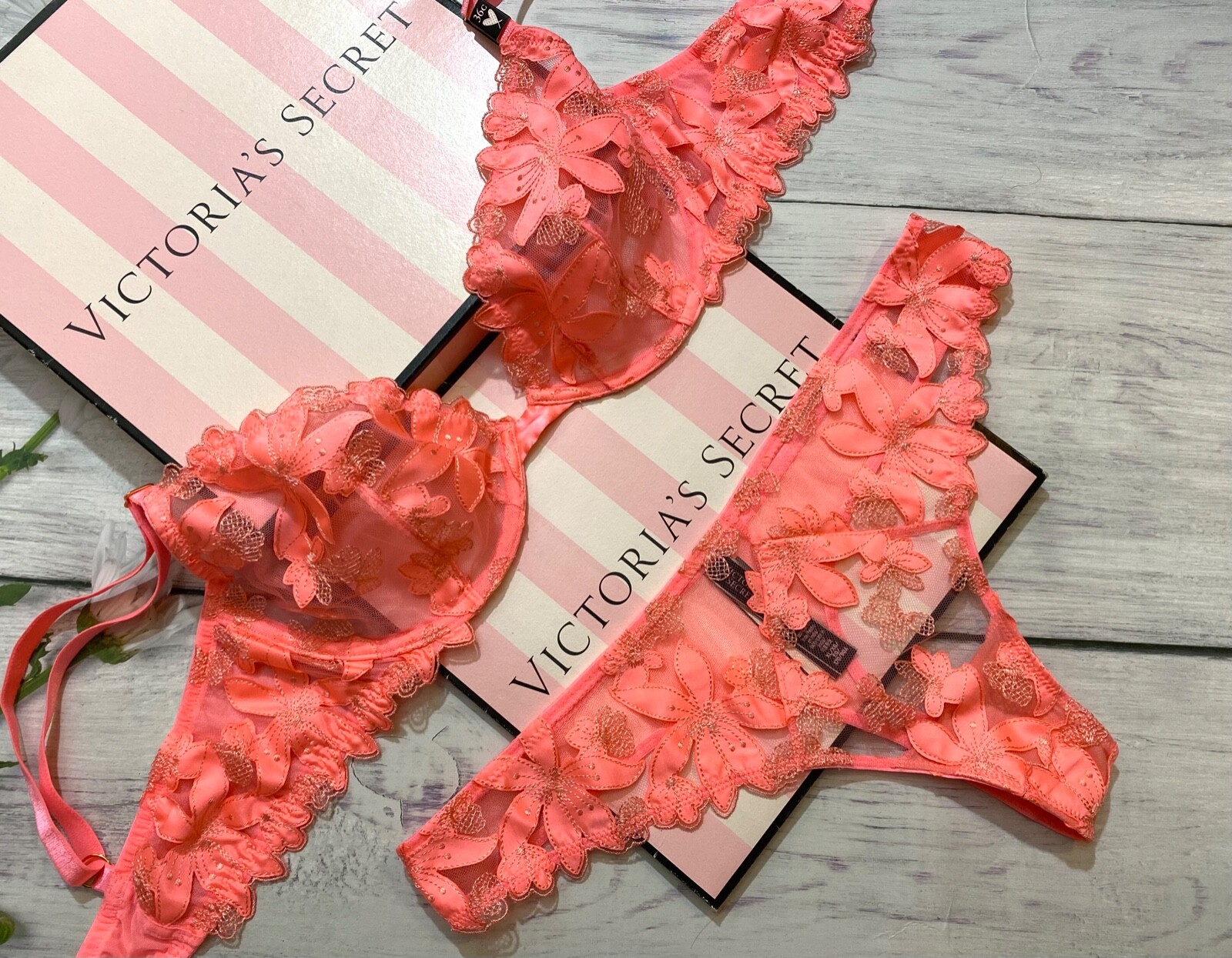 

Victorias Secret ОЧЕНЬ СЕКСУАЛЬНЫЙ Бюстгальтер без подкладки с цветочной вышивкой ярко-коралловый, Коралл