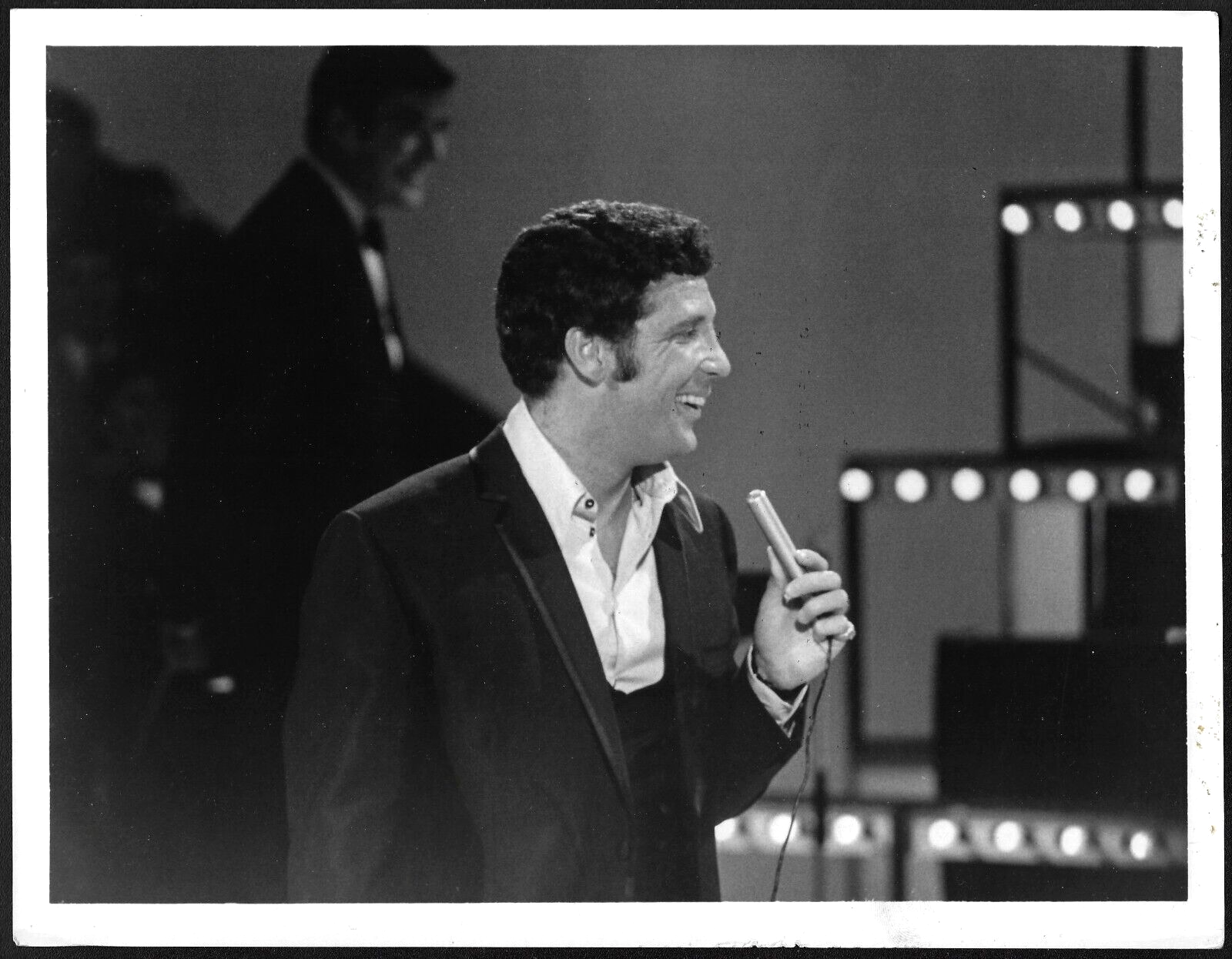 【中古】 The Television Shows トム・ジョーンズ Tom Jones Iconic 1969 This is TV show Original Rare 2.25 x