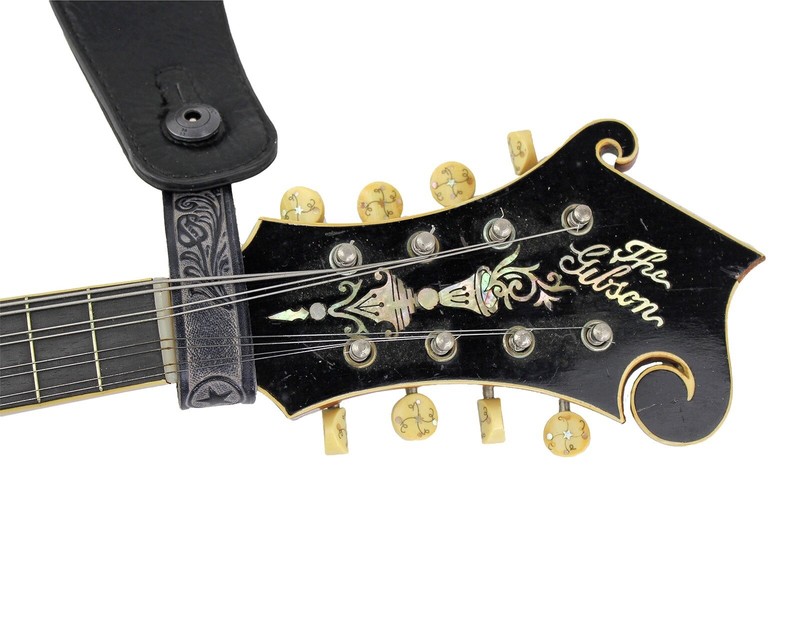 Walker & Williams AT2 Black Leather Acoustic Guitar Strap Headstock