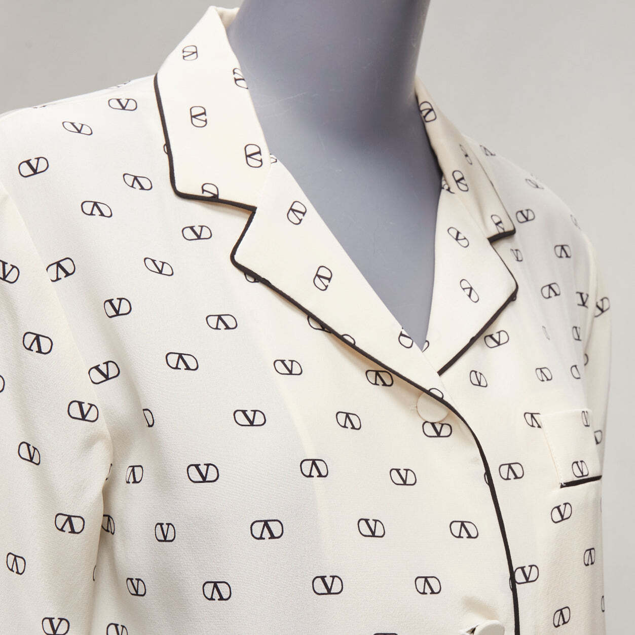 【関税込み】VALENTINO GARAVANI SILK PAJAMA SHIRT VALENTINO cream 100% silk V logo black piping collared