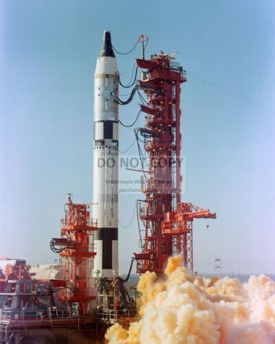GEMINI 3 LAUNCH IN 1965 GUS GRISSOM JOHN YOUNG - 8X10 NASA PHOTO (AA-157)
