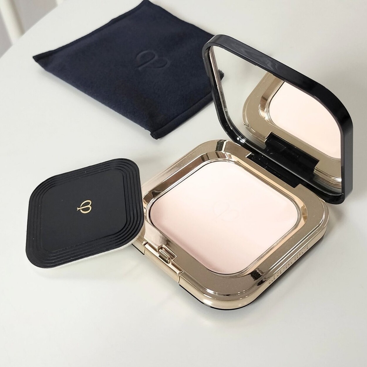 CLE DE PEAU BEAUTE Poudre Compacte Essentielle N Pressed