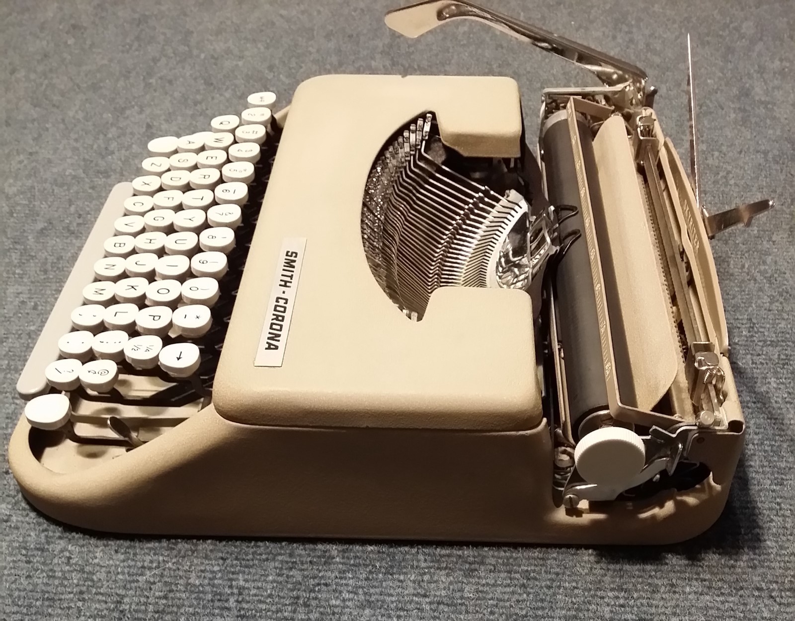 VINTAGE SMITH CORONA SKYRITER LIGHT WEIGHT TYPEWRITER WITH NICE VINYL CASE