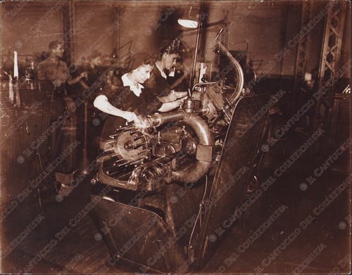 1942 MILANO Operaie officina meccanica RISTAMPA Fotografia - Picture 1 of 2