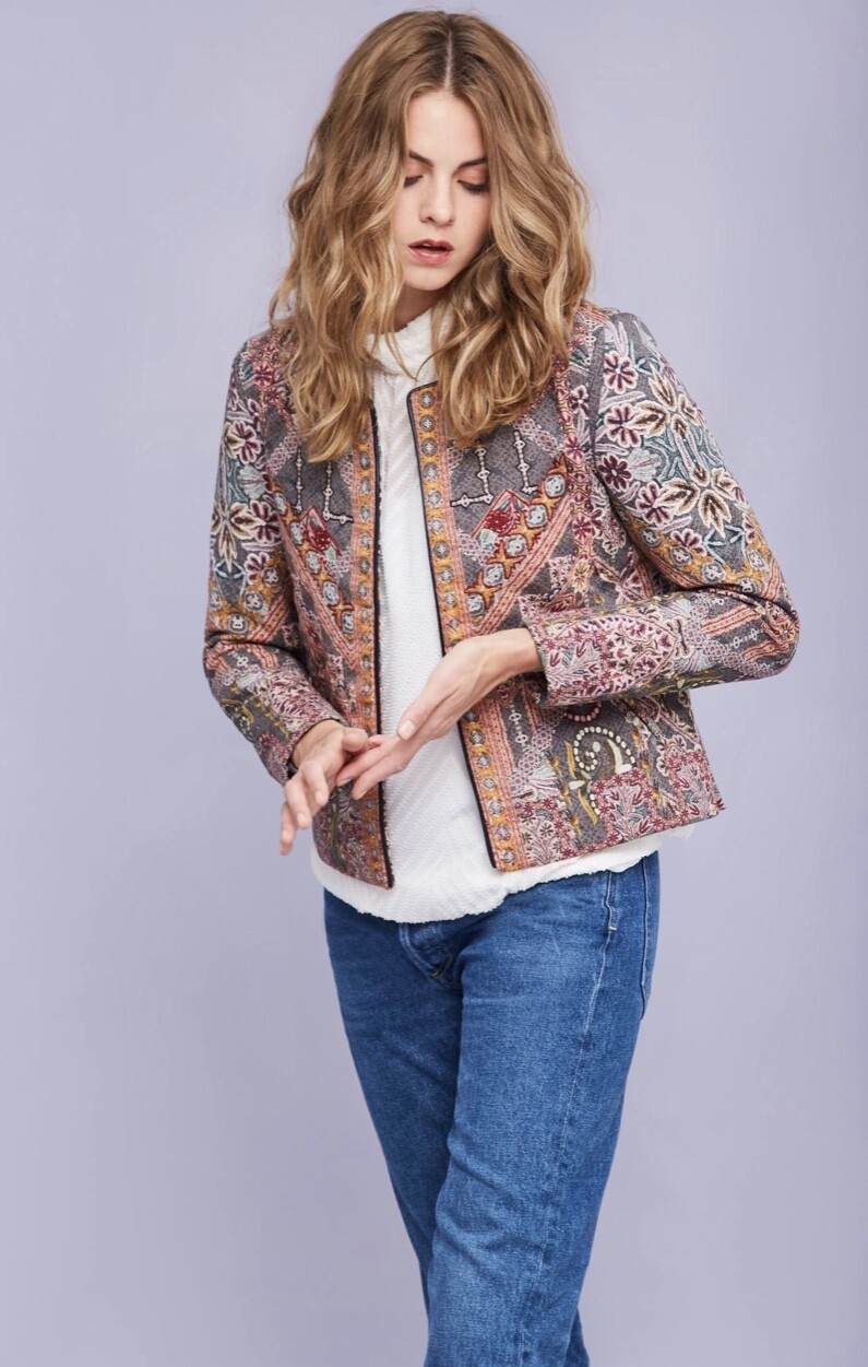 

Стеганая куртка Anthropologie с заклепками, принтом и вышивкой, открытая передняя часть, зеленая роза , НОВИНКА, Green * rose * rust, open front jacket
