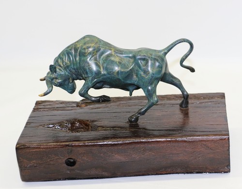 Hand Painted 100% Genuine Detailed Bull Bullish Wall Street Bronze Sculpture Fig