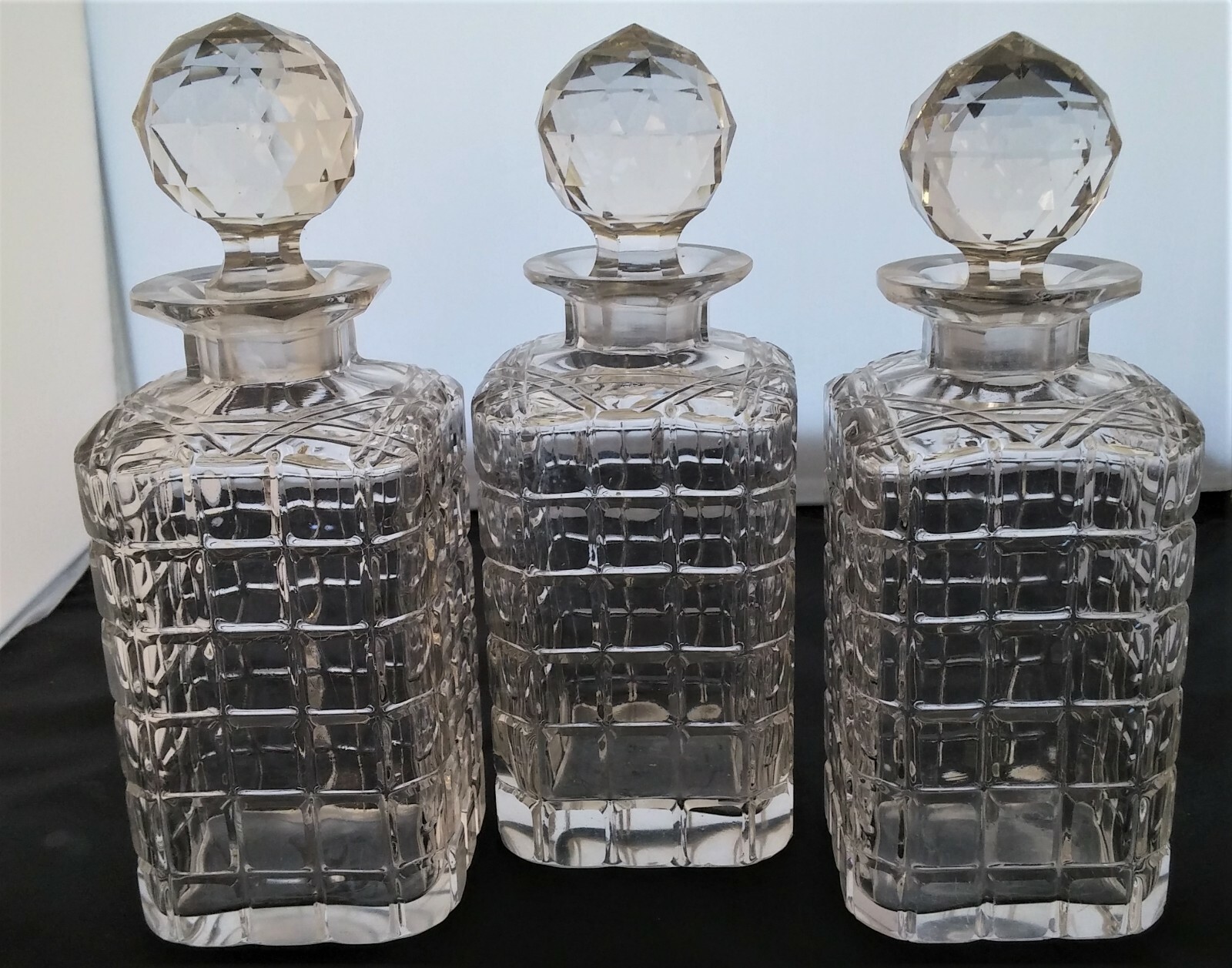 ANTIQUE EDWARDIAN ENGLISH OAK AND BRASS THREE BOTTLE TANTALUS CIRCA 1890-1917