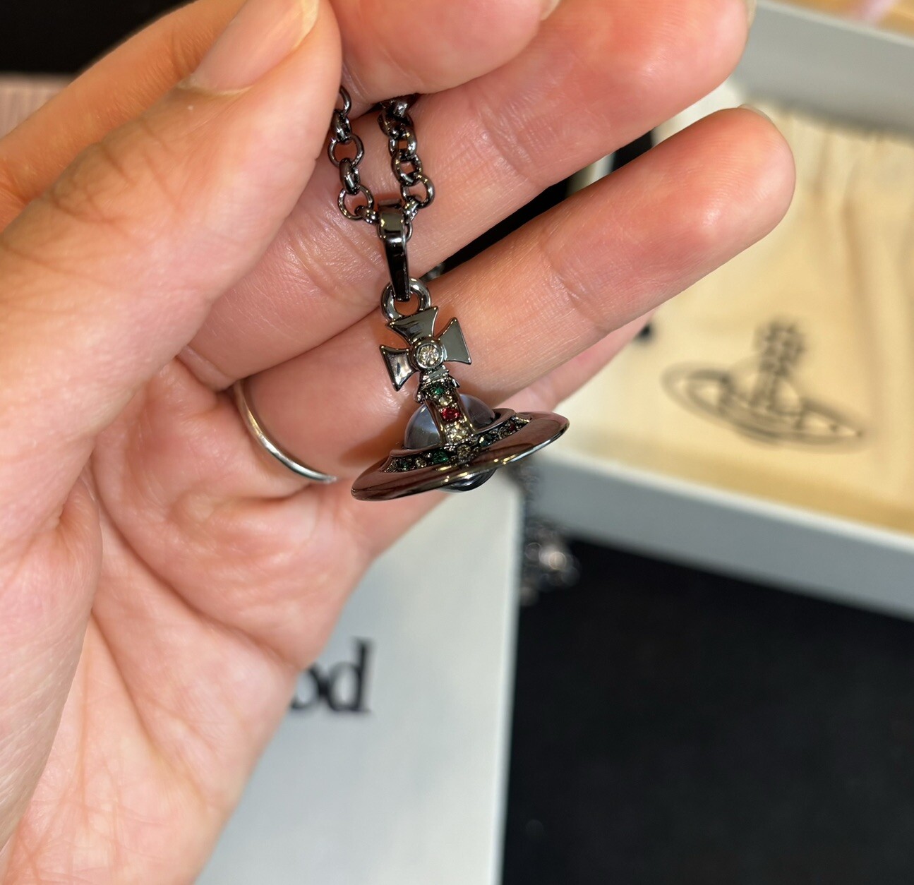 Vivienne Westwood 惑星型ネックレス Vivienne Westwood Gunmetal Crystal 3D Planet Orb Pendant