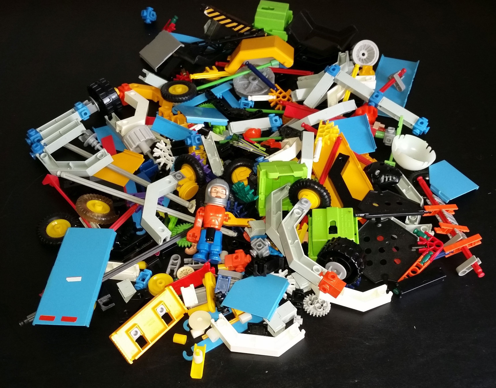 1.5 lb MIXED LOT OF CONSTRUX AND K'NEX BUILDING BLOCKS