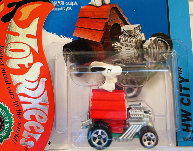 2015 Hot Wheels #59 HW City-Tooned / Peanuts SNOOPY Red