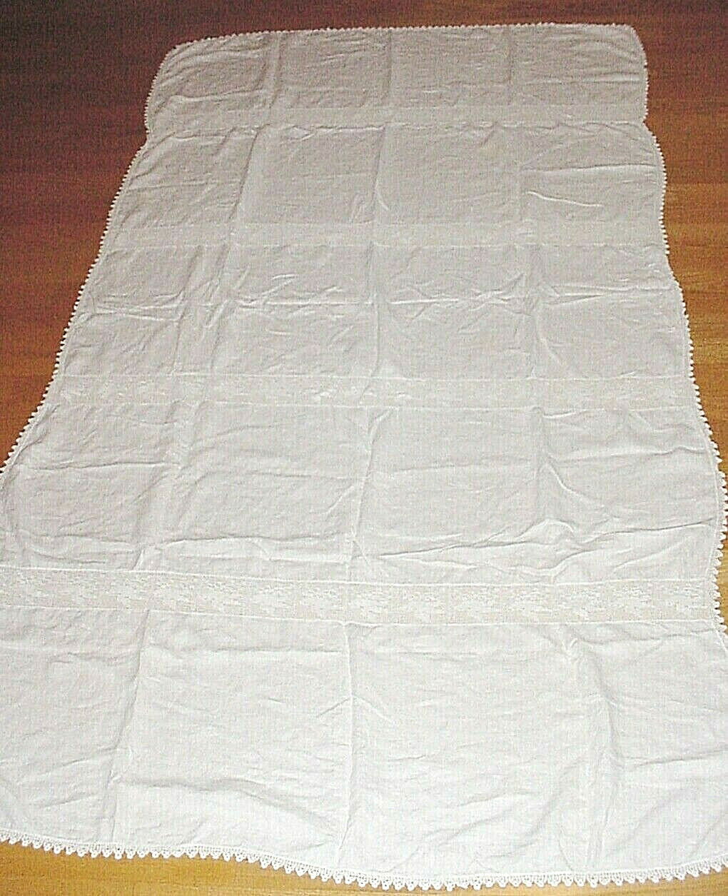 Vntg TABLECLOTH w CROCHETED Edging & BIRDS/DOVES LACE Insert CRAFT CUTTER OR FIX