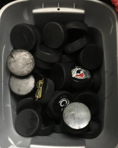 диаметр хоккейной шайбы. прозрачная подставка для хоккейной шайбы. каучуковая шайба для хоккея. деревянная шайба. деревянные шайбы круглые.