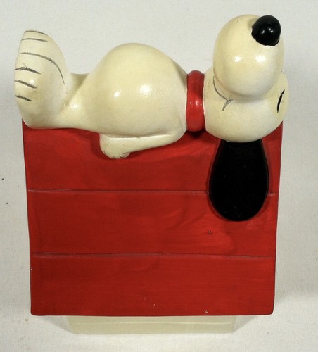 Vintage 1970 Peanuts Snoopy Dog House Bank United Feature