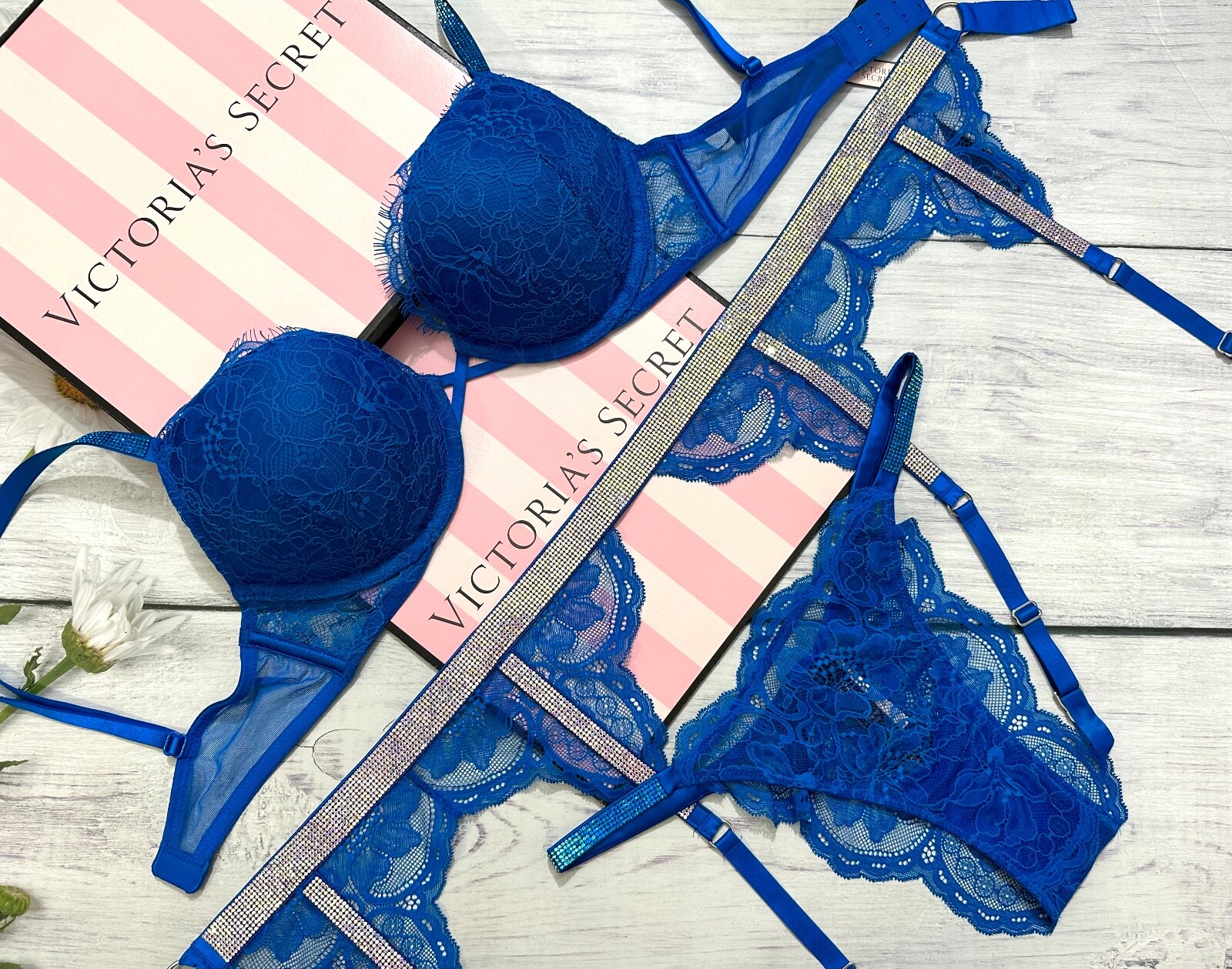 

Victorias Secret Кружевной бюстгальтер пуш-ап с подвязками и блестящими бретельками Victorias Secret Синий, Enamel blue