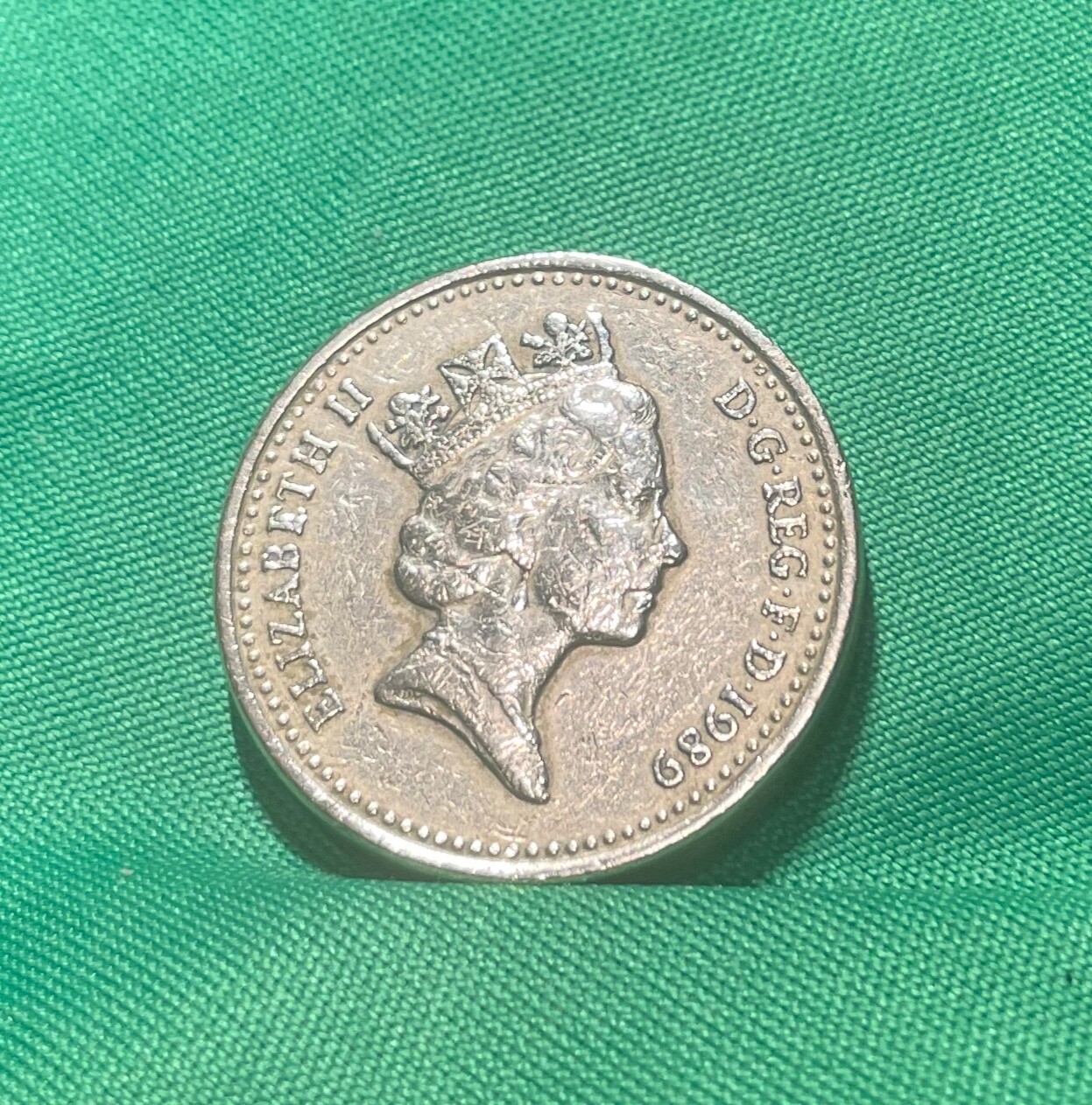 1989 ELIZABETH II ONE POUND ERROR COIN Kims! V.G. Condition